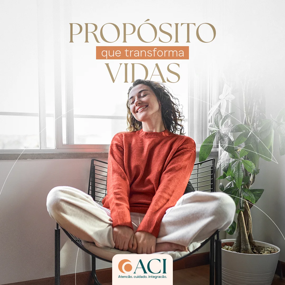 Post da ACI 'Propósito que transforma vidas' com mulher sorridente sentada de pernas cruzadas em uma cadeira