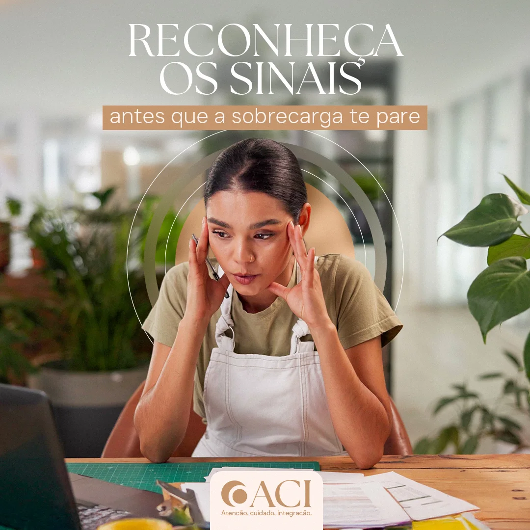 Post da ACI 'Reconheça os sinais antes que a sobrecarga te pare' com mulher demonstrando cansaço diante do notebook