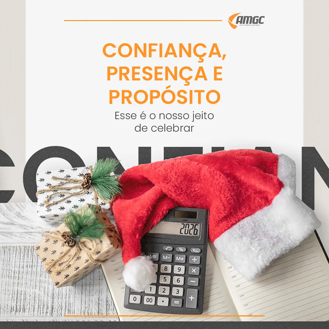 Gorro de Papai Noel, presentes e calculadora em post de fim de ano da AMGC