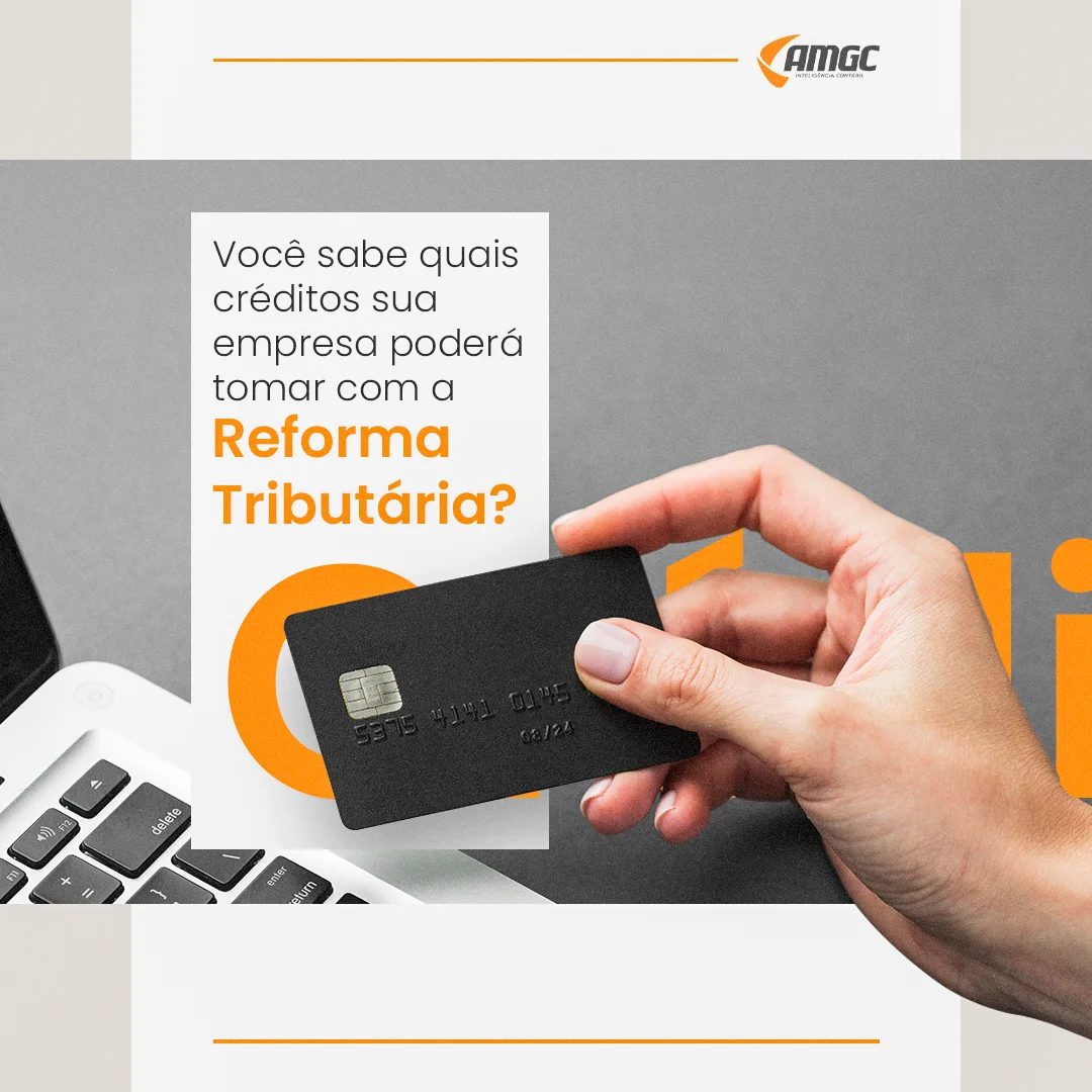Mão segurando cartão preto em post da AMGC sobre créditos da Reforma Tributária