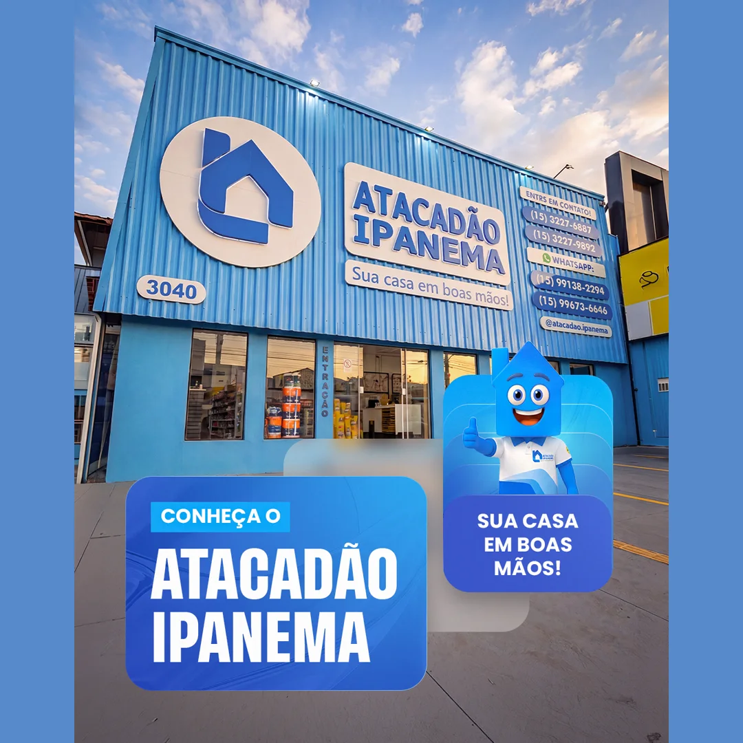 Fachada azul do Atacadão Ipanema com logo da casinha, letreiro de contatos e mascote da marca em post institucional