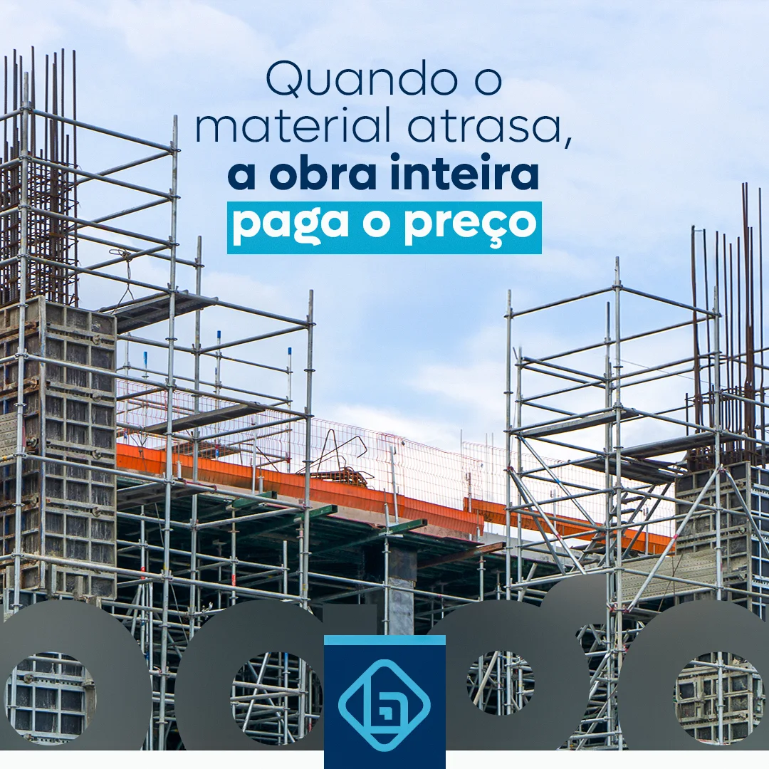 Canteiro de obras com andaimes em post da Belmetal com o título 'Quando o material atrasa, a obra inteira paga o preço'