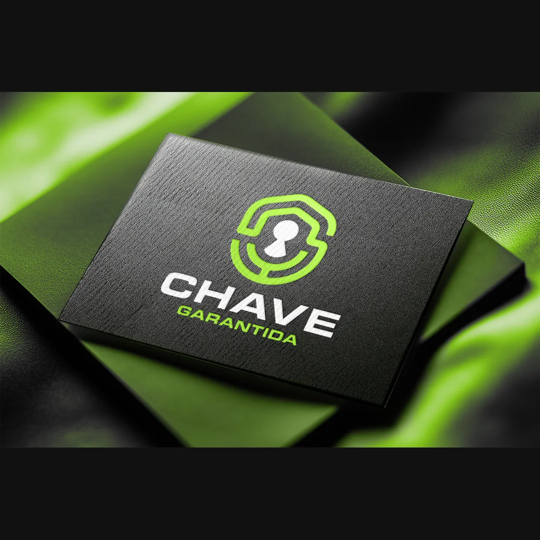 Cartão preto texturizado com o logo da Chave Garantida em verde-lima e branco, sobre tecido verde