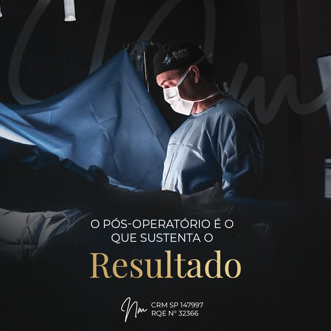 Cena escura de centro cirúrgico com campos azuis e o título 'O pós-operatório é o que sustenta o resultado' em serifada dourada.