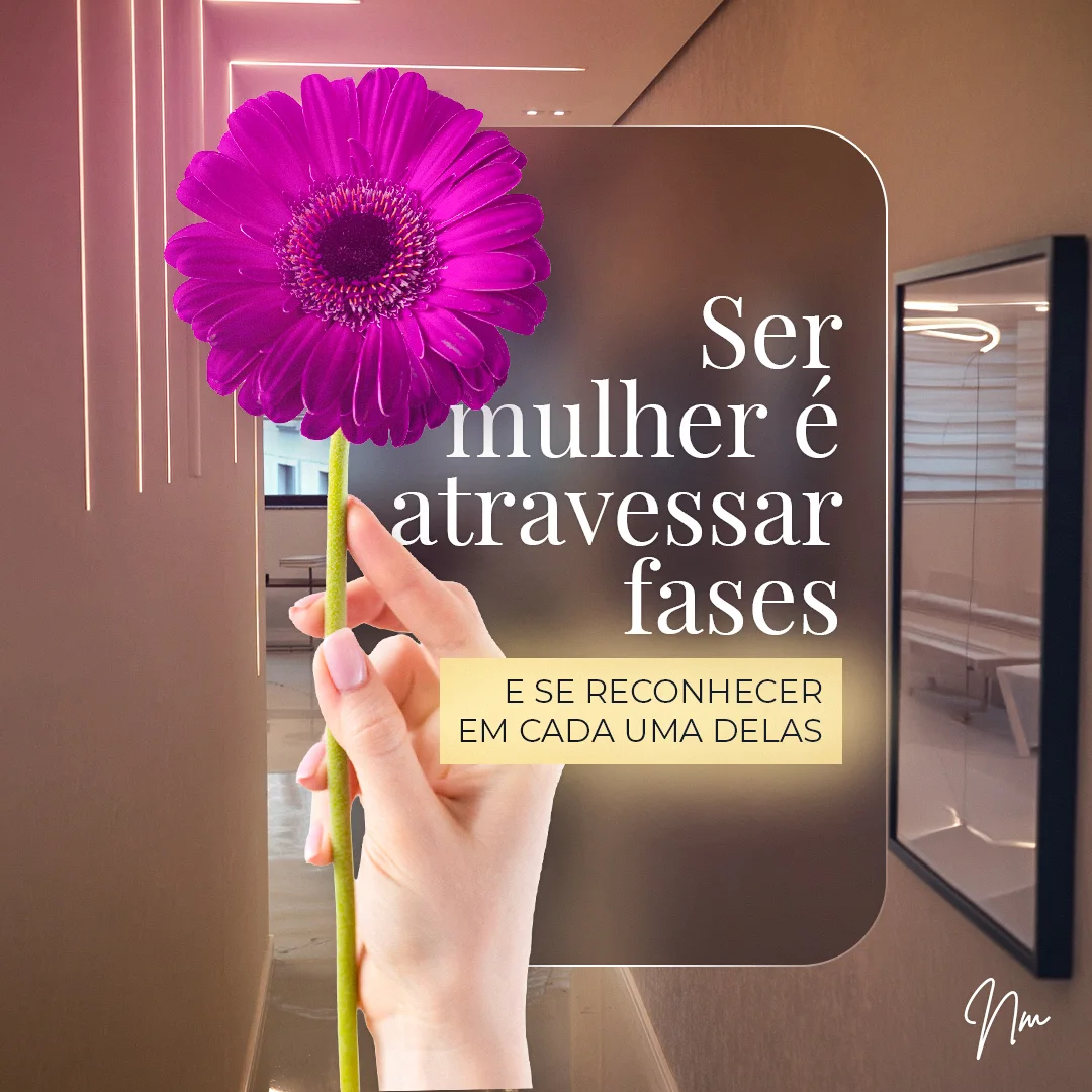 Mão segurando uma gérbera rosa na clínica com a frase 'Ser mulher é atravessar fases e se reconhecer em cada uma delas'.