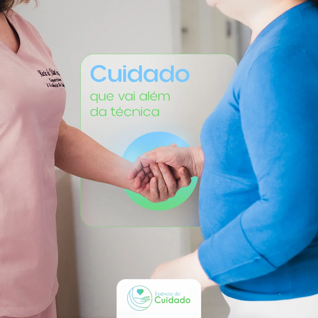 Post 'Cuidado que vai além da técnica': close das mãos de uma cuidadora de uniforme rosa segurando a mão de uma assistida de blusa azul, sobre selo em degradê azul-verde