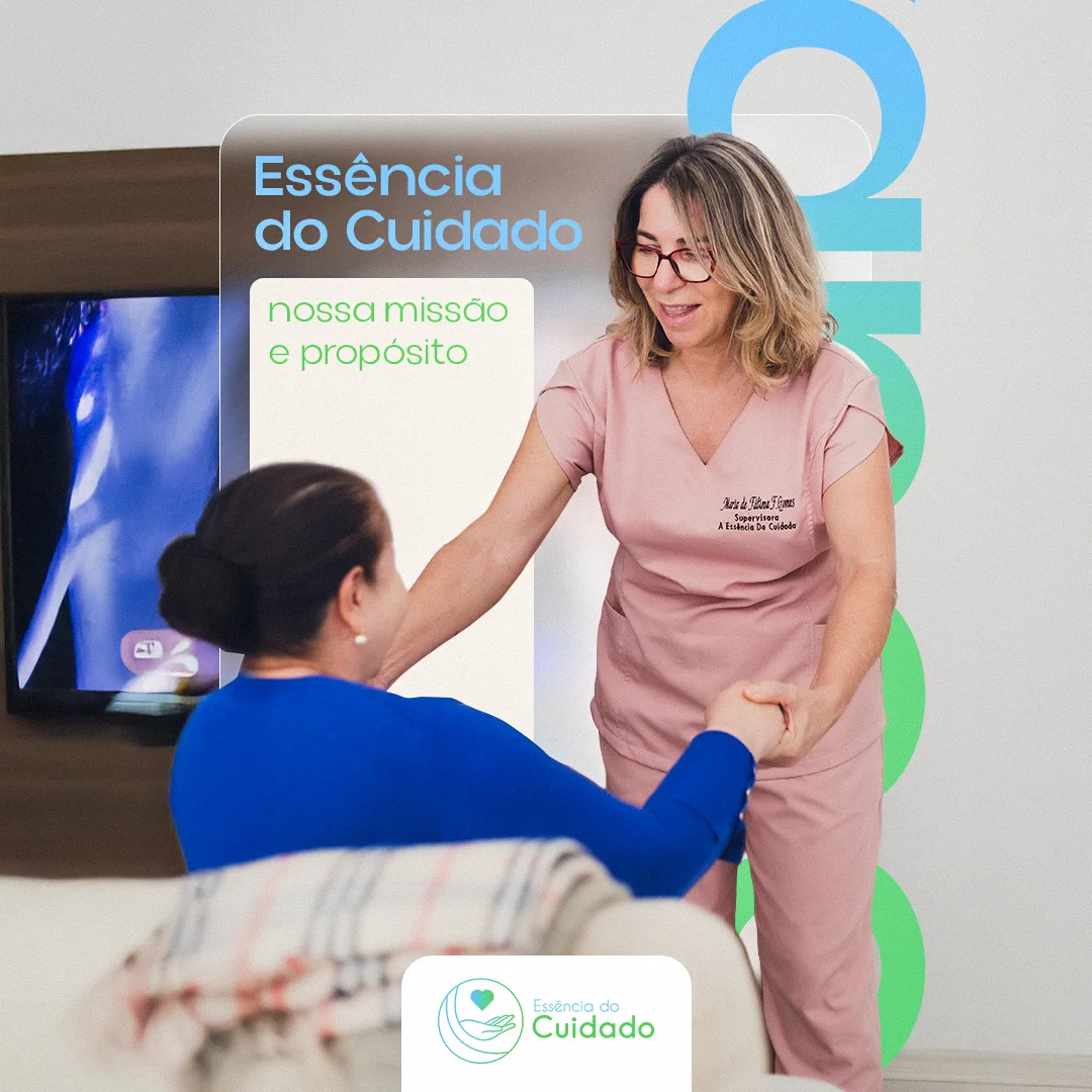 Post institucional 'nossa missão e propósito': supervisora uniformizada da Essência do Cuidado cumprimenta com aperto de mãos uma cliente vista de costas no sofá
