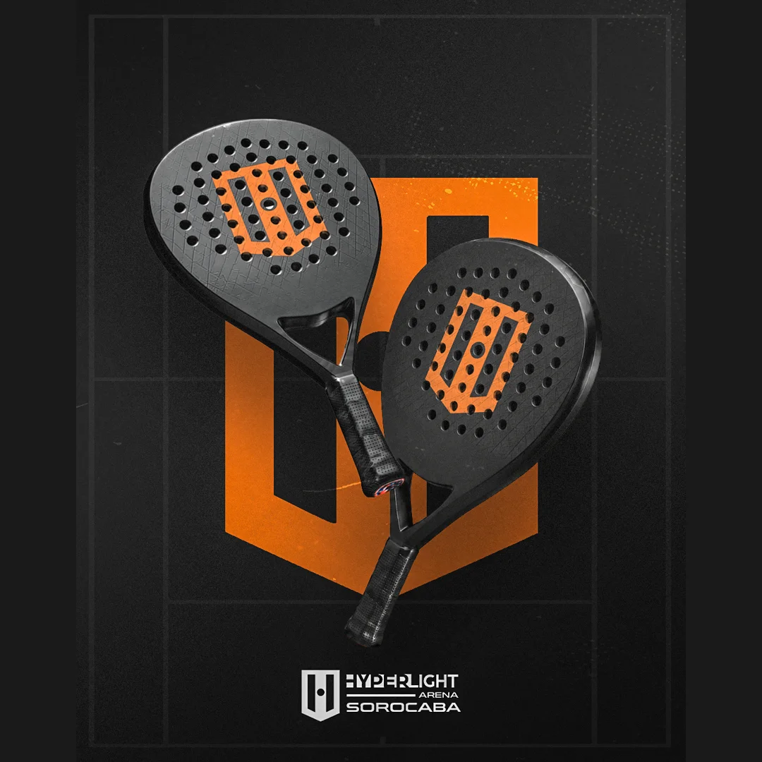 Key visual da Hyperlight Arena Sorocaba com duas raquetes de padel pretas de escudo laranja sobre o emblema da marca em fundo escuro