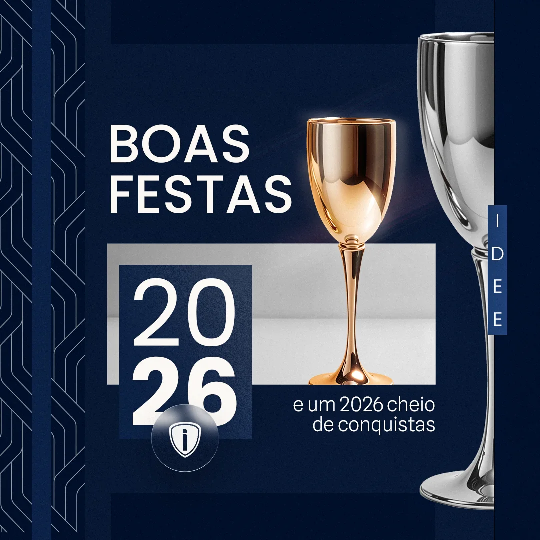 Post de Boas Festas 2026 da idee seguros, com taças metálicas douradas e prateadas sobre fundo azul-marinho