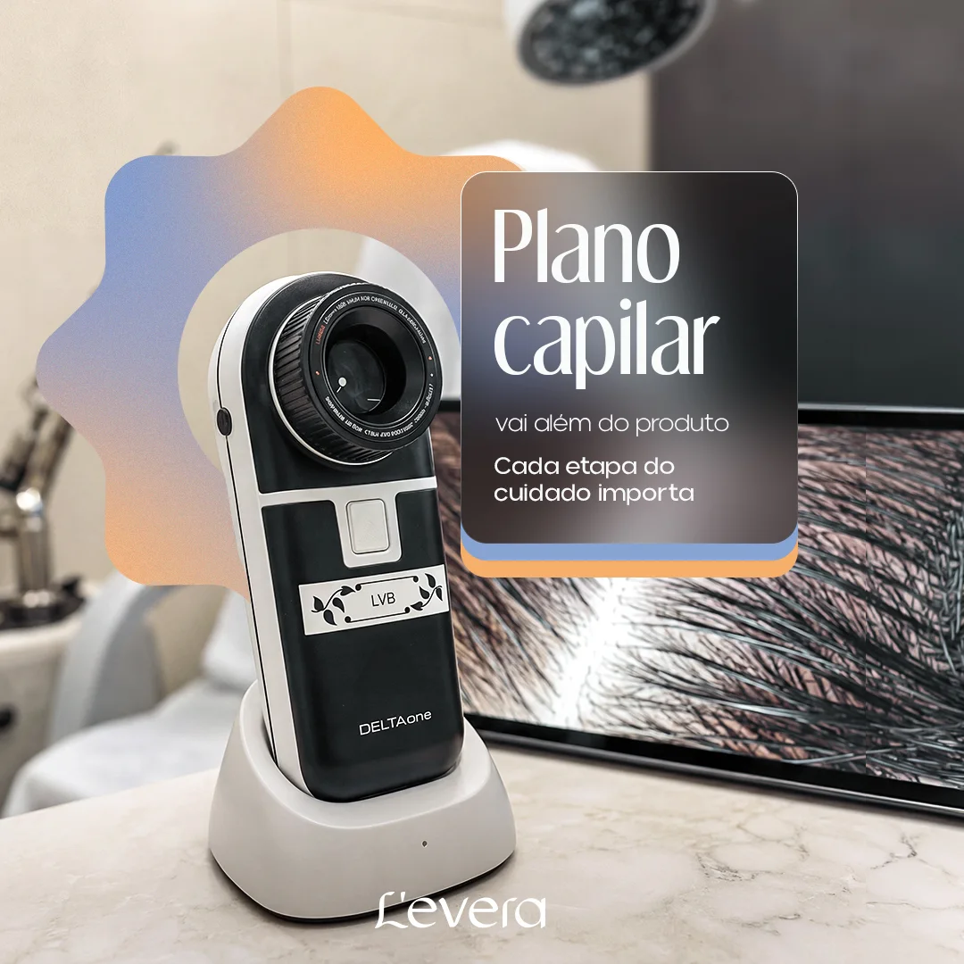 Post de plano capilar da L'evera com tricoscopio DELTAone diante de tela exibindo tricoscopia do couro cabeludo