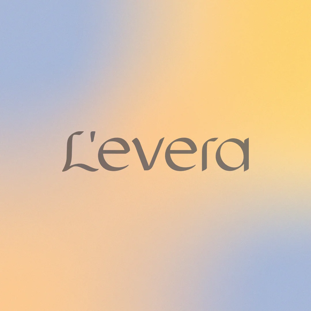 Logotipo L'evera em cinza-taupe sobre gradiente suave azul-pervinca e ambar
