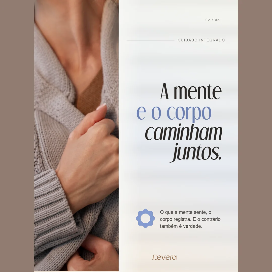 Card 'A mente e o corpo caminham juntos' com detalhe de maos sobre trico e selo floral azul