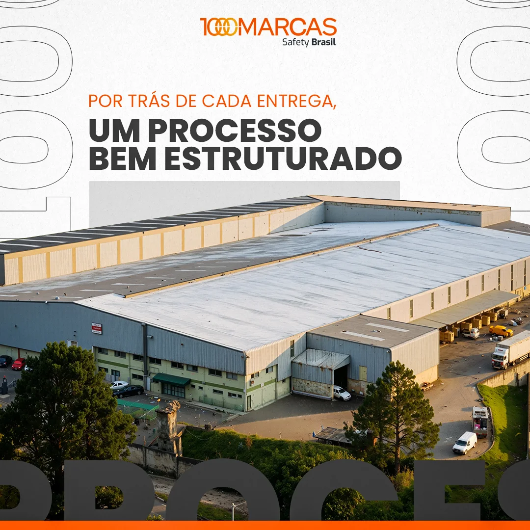 Vista aérea de galpão logístico com docas e caminhões, na peça 'Por trás de cada entrega, um processo bem estruturado' da 1000 Marcas Safety Brasil