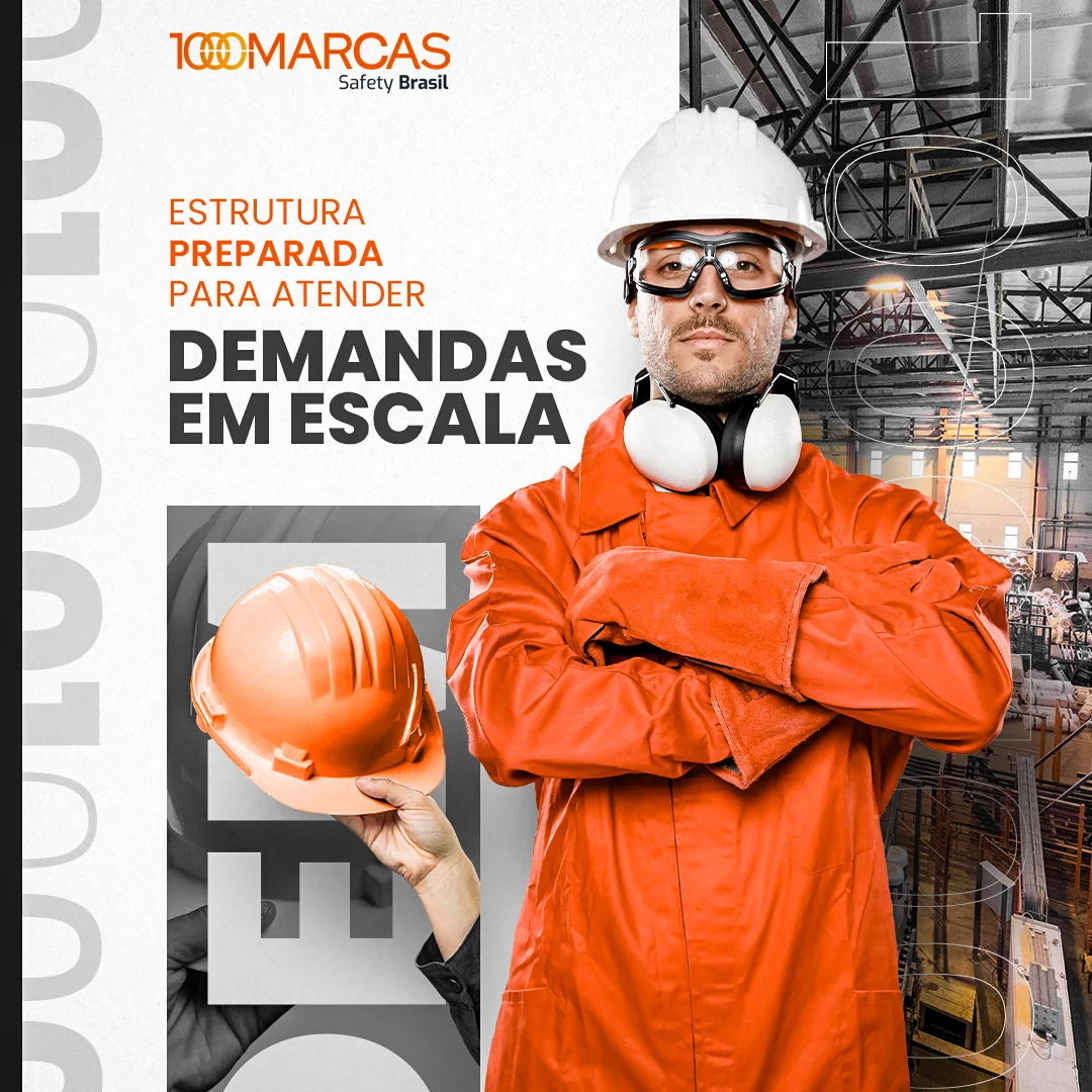 Profissional com uniforme laranja e EPIs completos — capacete, óculos de proteção e abafadores — de braços cruzados em ambiente industrial, na peça 'Estrutura preparada para atender demandas em escala' da 1000 Marcas Safety Brasil