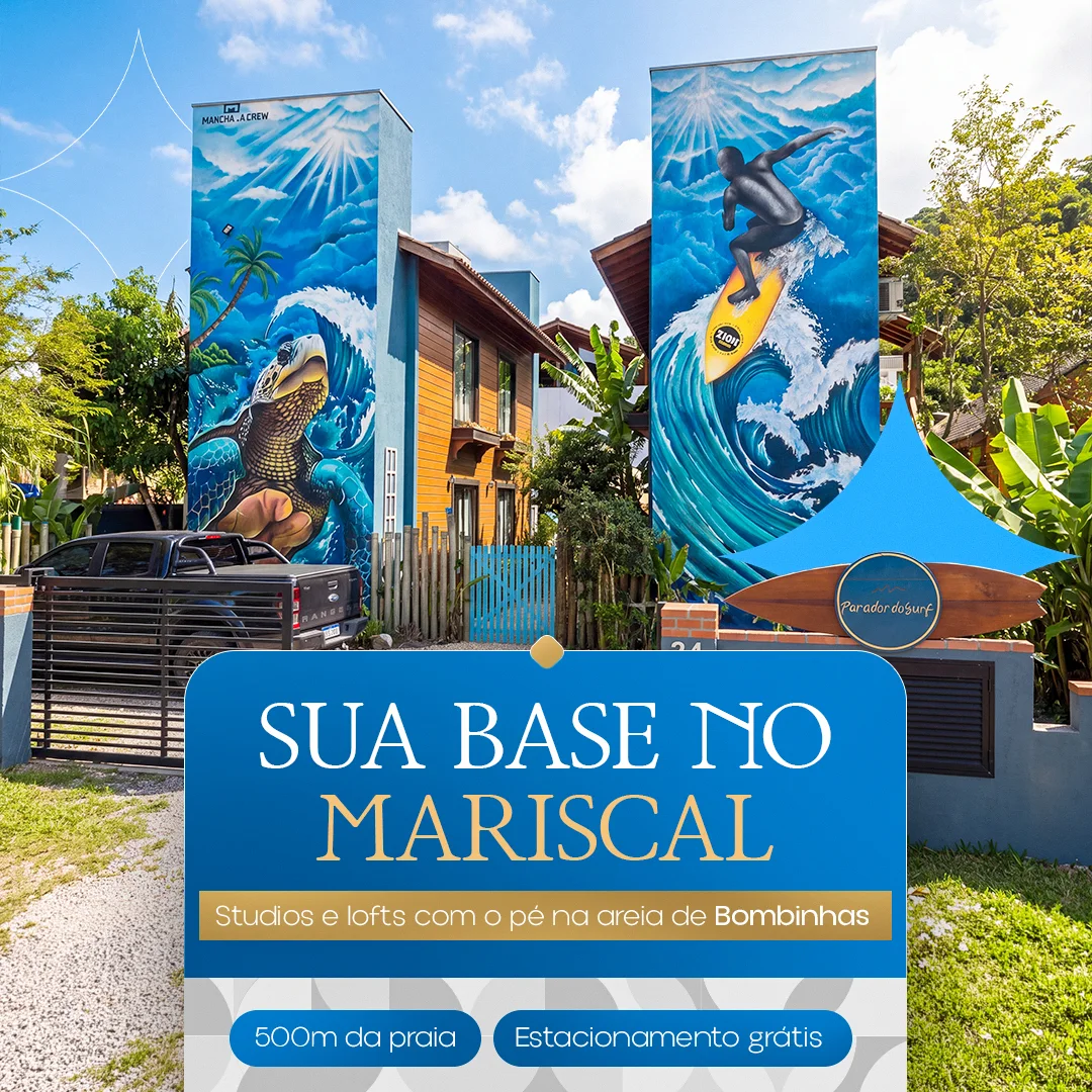 Fachada do Parador do Surf no Mariscal, em Bombinhas, com murais de surfista e tartaruga marinha, e card azul apresentando os studios e lofts