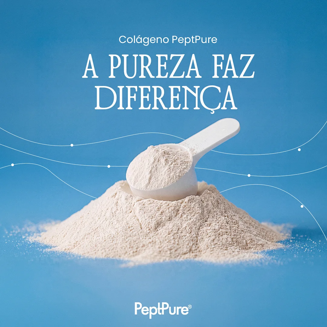 Pilha de colágeno em pó PeptPure com scoop sobre fundo azul e o título A pureza faz diferença