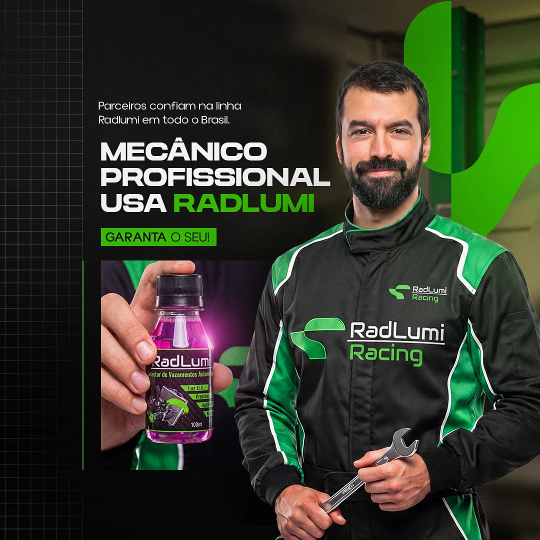 Mecânico de macacão RadLumi Racing segurando chave de boca ao lado do frasco do produto