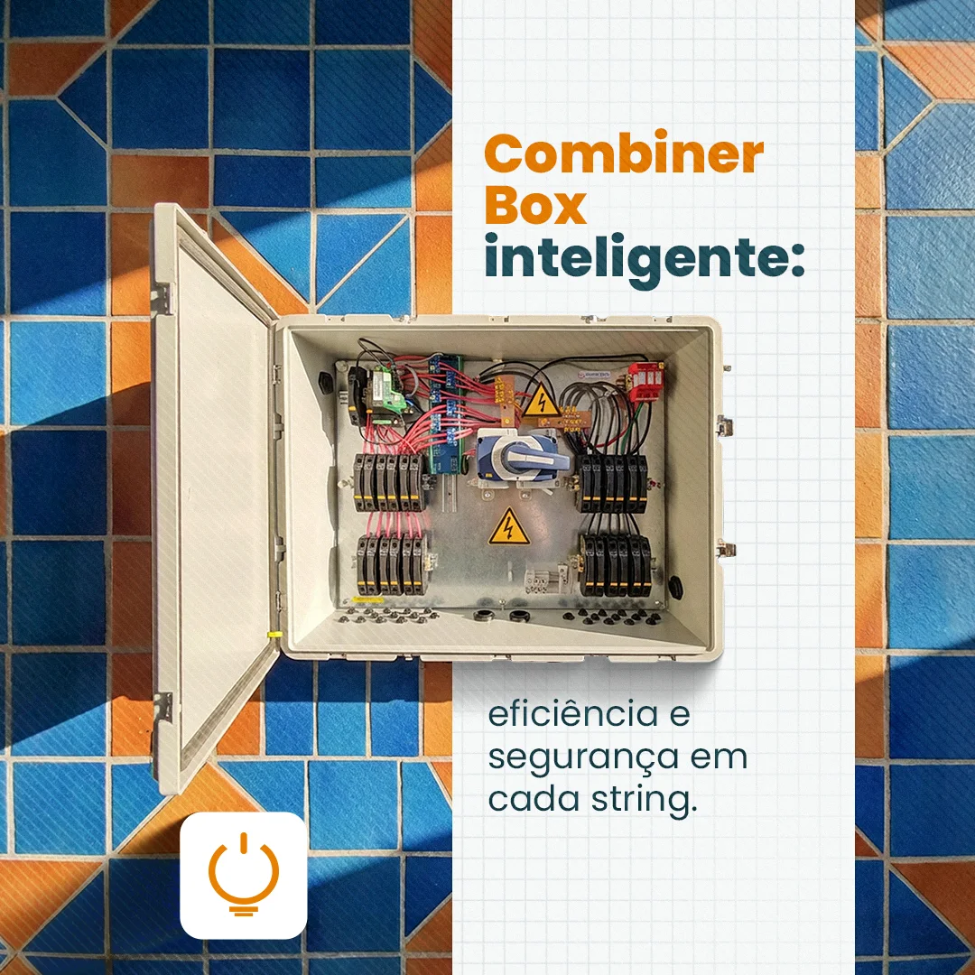 Combiner box aberto, fotografado de cima sobre um piso de ladrilhos geométricos azuis e laranja; dentro do quadro aparecem porta-fusíveis, DPS, chave seccionadora rotativa e o cabeamento organizado por string, com etiquetas de risco elétrico.
