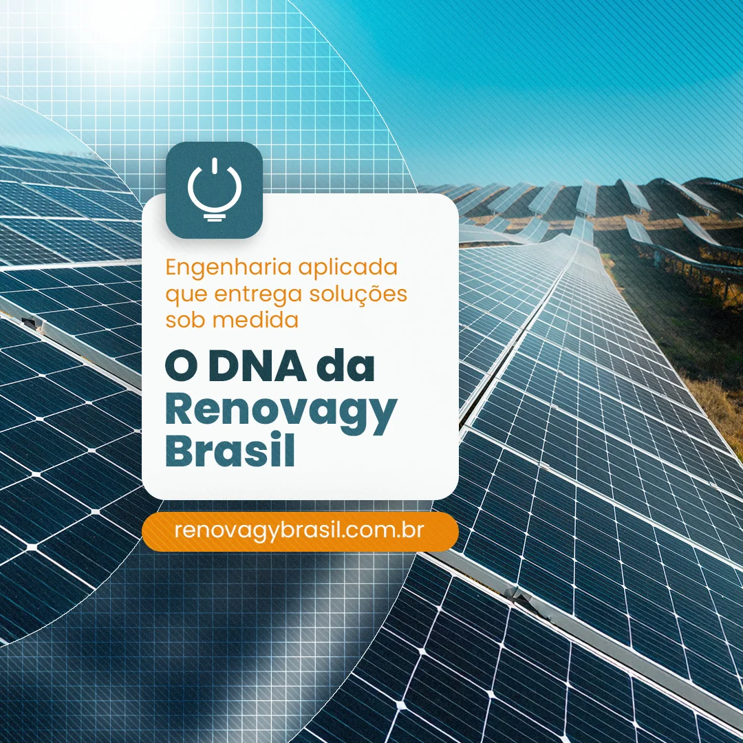 Vista rasante e larga de uma usina solar de solo, com as fileiras de módulos convergindo em perspectiva sob sol forte; card branco com o ícone da marca em quadrado azul-petróleo e o kicker laranja "Engenharia aplicada que entrega soluções sob medida".