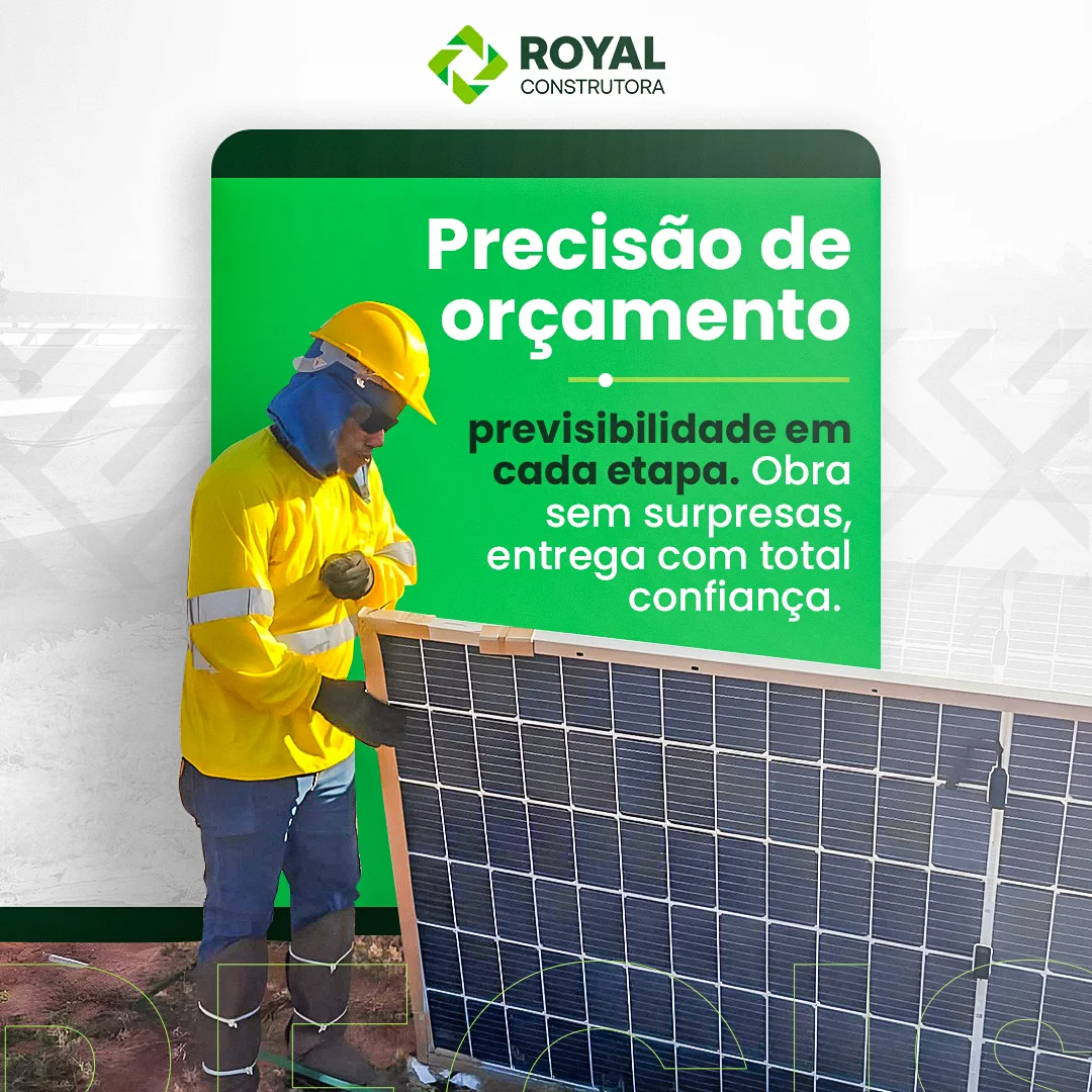 Operário de uniforme amarelo, capacete, capuz de solda e óculos escuros posiciona um módulo fotovoltaico em um campo de terra vermelha; em um bloco verde ao fundo, o título branco Precisão de orçamento e o apoio previsibilidade em cada etapa, obra sem surpresas.