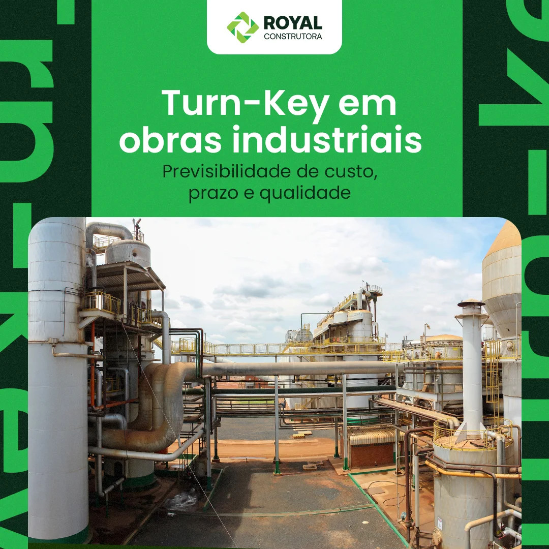 Peça com bloco verde no topo, onde se lê em branco Turn-Key em obras industriais e, logo abaixo, o apoio sobre previsibilidade de custo e prazo; nos dois terços inferiores, foto de um complexo industrial com torres, tubulações, silos e passarelas metálicas em card de cantos arredondados.