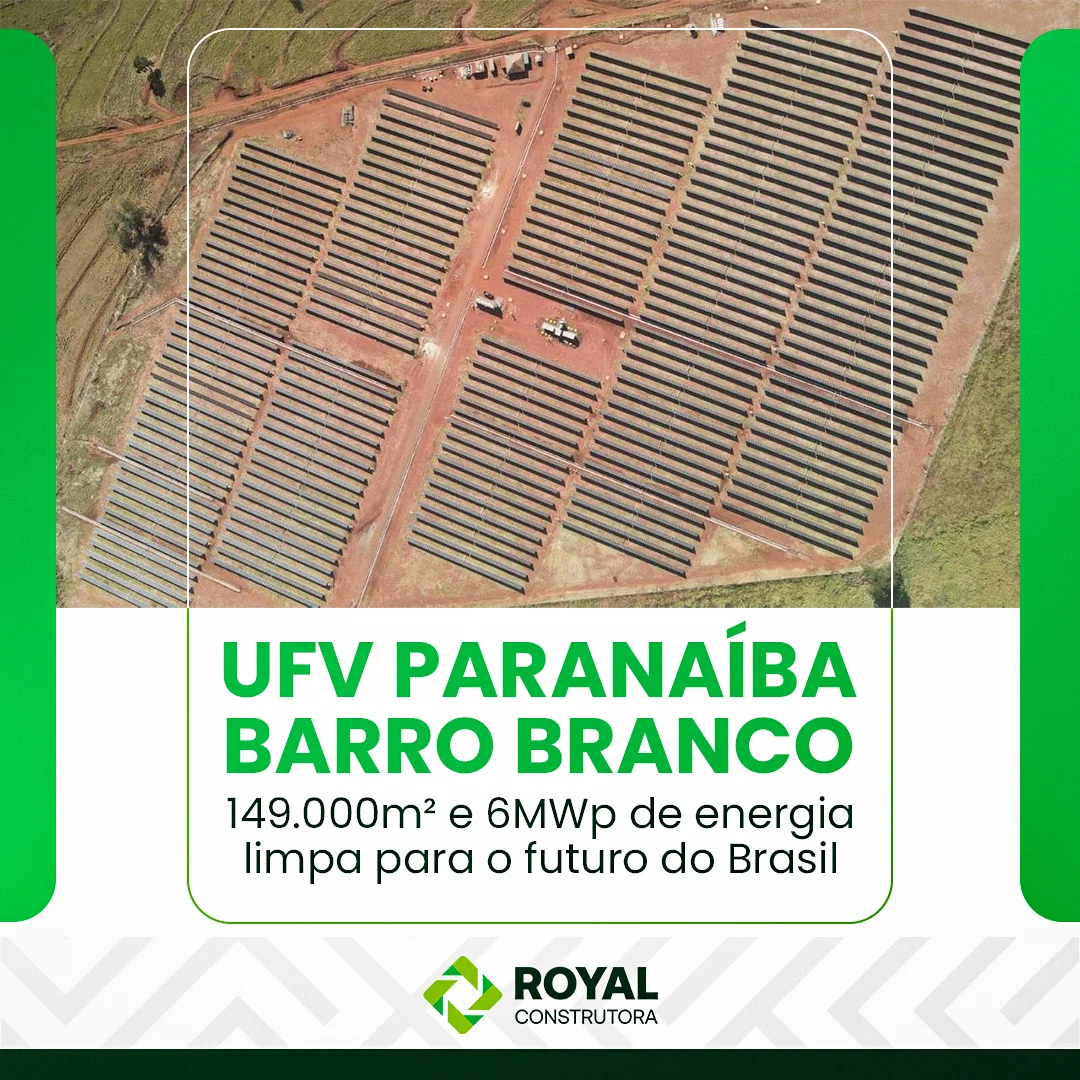 Foto aérea de uma usina solar de solo em terreno de terra vermelha, com dezenas de fileiras de mesas de módulos alinhadas em blocos; na faixa branca da base, o título em verde UFV Paranaíba Barro Branco e, abaixo, o porte do empreendimento em cinza escuro.