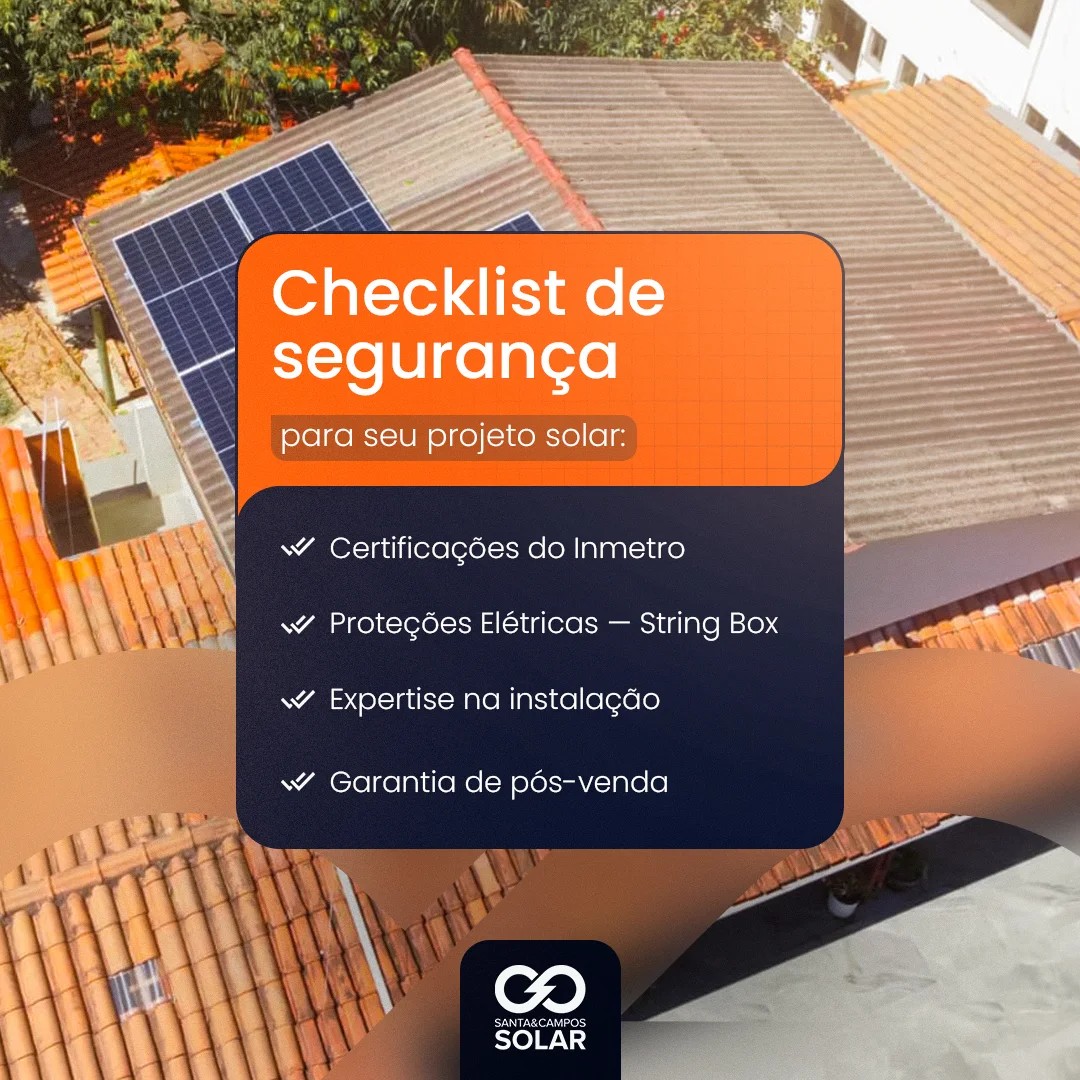 Peça educativa com bloco laranja trazendo "Checklist de segurança para seu projeto solar:" sobre painel azul-marinho, com quatro itens listados: certificações do Inmetro, proteções elétricas com string box, expertise na instalação e garantia de pós-venda.