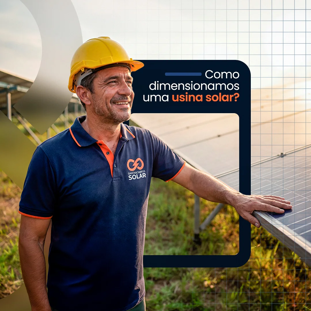 Homem de capacete amarelo e camisa polo azul-marinho com o logo bordado, apoiado numa mesa fotovoltaica em campo aberto ao entardecer. À direita, caixa azul-marinho com o título "Como dimensionamos uma usina solar?", com "usina solar?" em laranja.