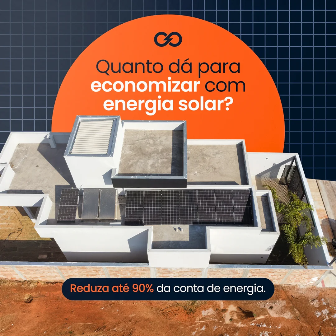 Peça sobre fundo azul-marinho com grade de células fotovoltaicas: grande círculo laranja com o monograma da Santa & Campos, o título "Quanto dá para economizar com energia solar?" e a chamada "Reduza até 90% da conta de energia", sobre foto aérea de uma casa branca com os módulos na laje.