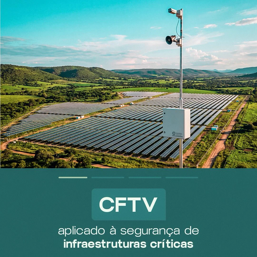 Vista aérea de uma usina solar de grande porte em área rural, com um poste de CFTV em primeiro plano — câmera dome, câmera bullet e caixa de equipamentos — e faixa verde-petróleo na base da imagem com o texto sobre CFTV.