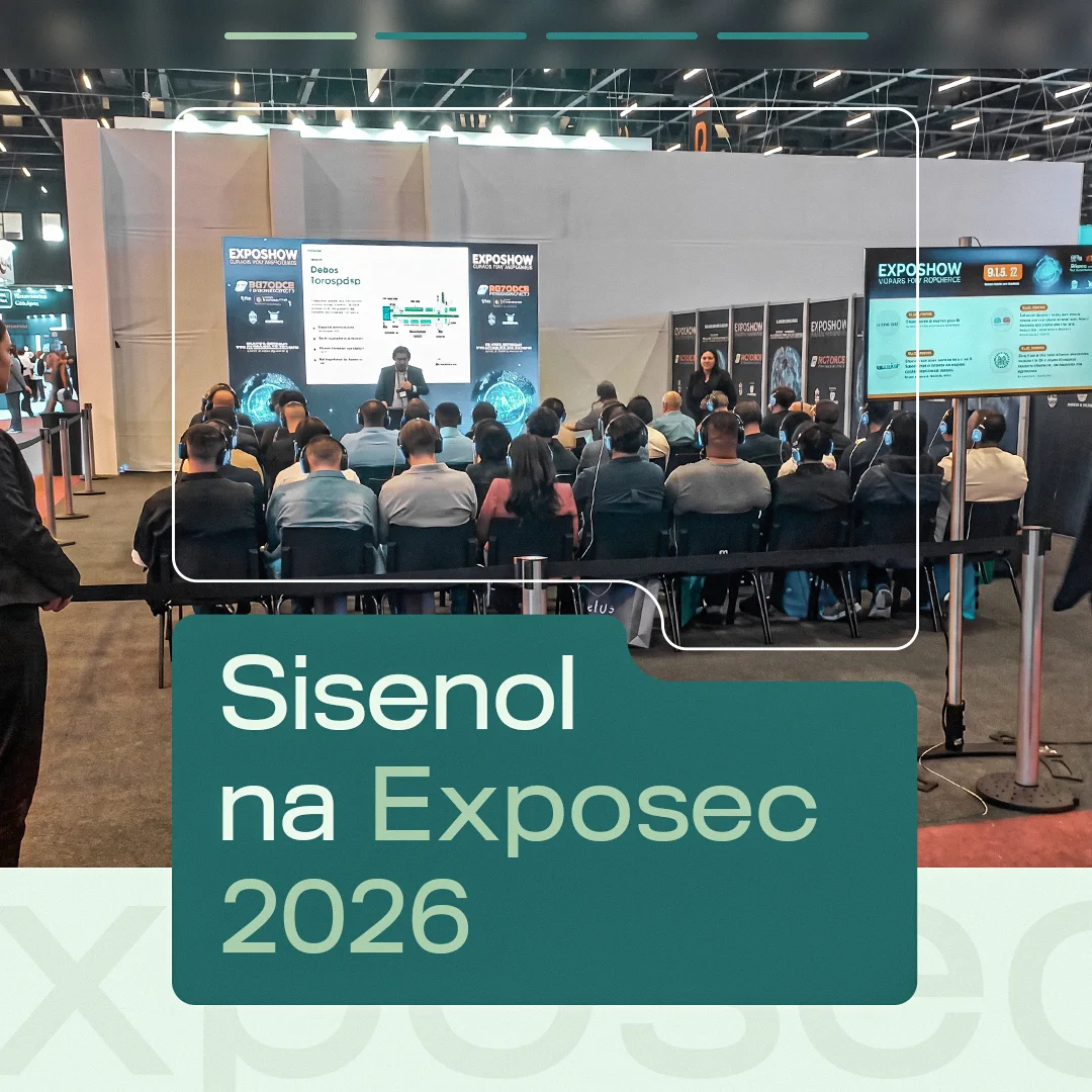 Plateia sentada com fones de tradução assistindo a uma palestra em estande de feira, com telão e banners ao fundo; sobre a foto, bloco verde-petróleo anunciando a presença da Sisenol no evento.