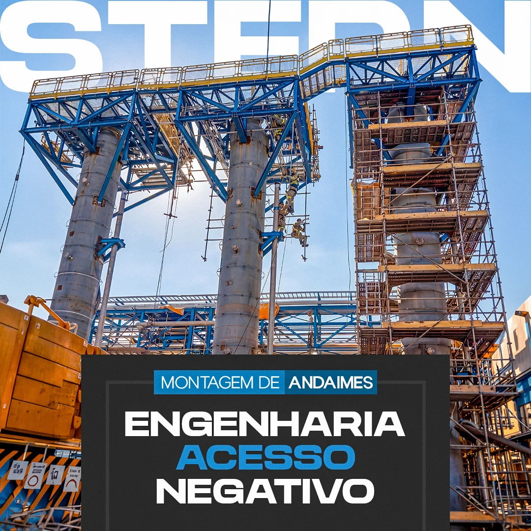 Peça da Stern sobre montagem de andaimes e engenharia de acesso negativo, com estrutura tubular azul montada em torno de colunas industriais e profissionais trabalhando em altura