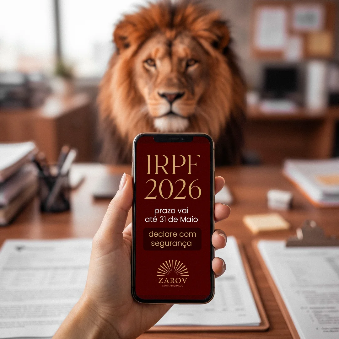 Post de IRPF 2026 da Zarov Contabilidade com um leão atrás de um smartphone exibindo arte bordô e dourada